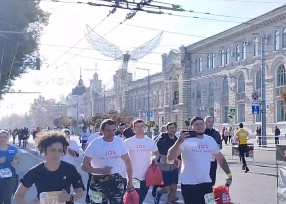 Maratonul protestelor: Alergătorii strigă „Jos Maia Sandu!”, în timp ce se întrec în centrul capitalei